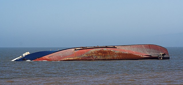 Solig husbåt i farvatten